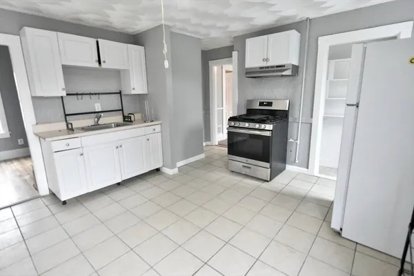 $2,300 | 65 Clinton Street, Unit 2, Brockton, MA 02302