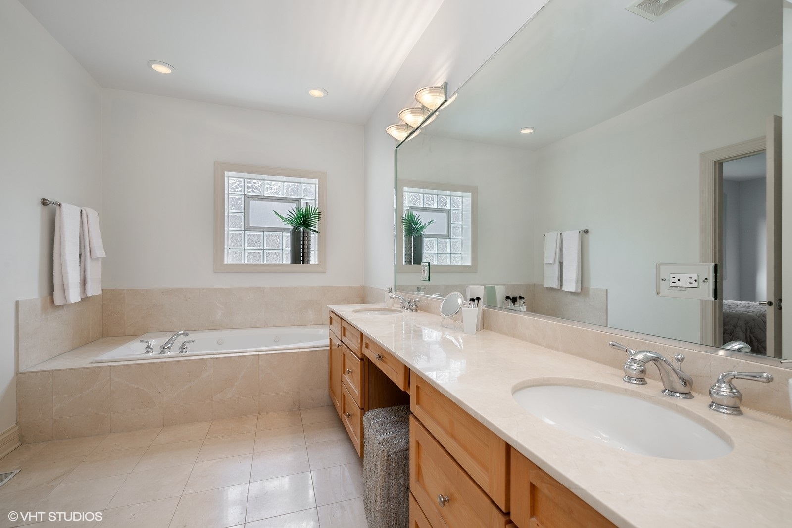 1503 North Mohawk Street, Unit 1E Chicago, IL 60610 - Photo 15 of 25 a bathroom with a tub double sink and mirror