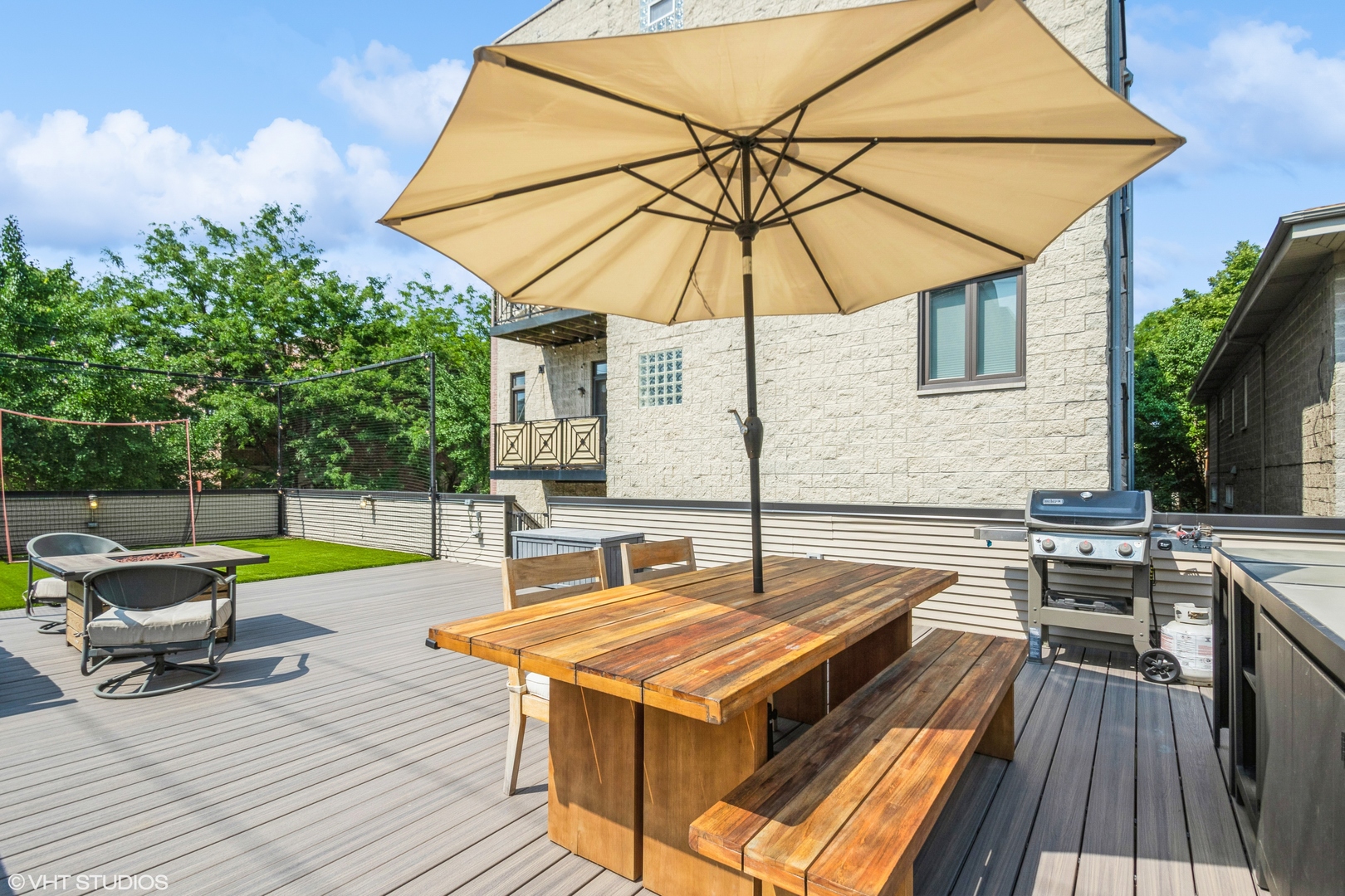 1503 North Mohawk Street, Unit 1E Chicago, IL 60610 - Photo 22 of 25 an outdoor space with furniture and umbrella