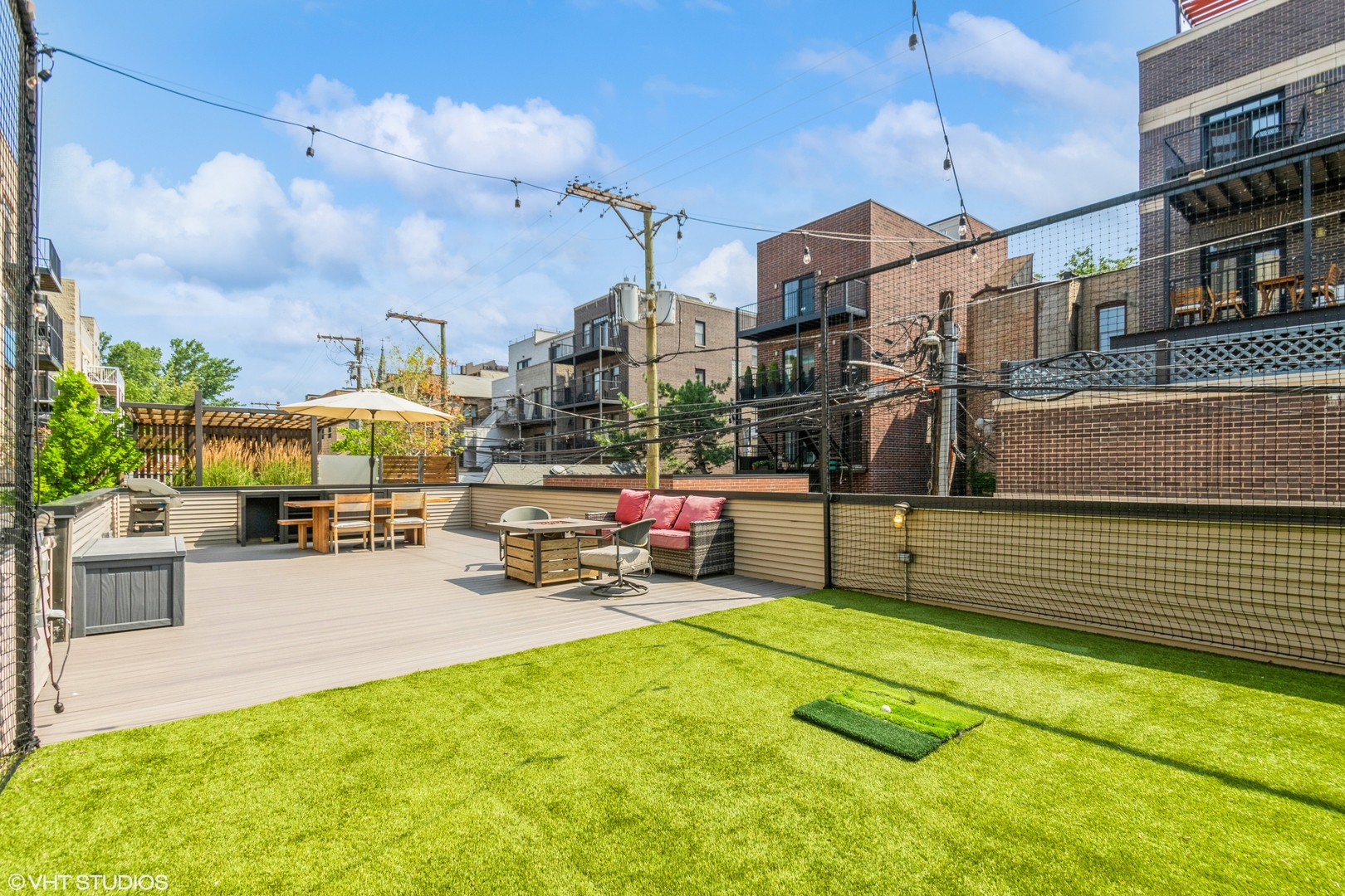 1503 North Mohawk Street, Unit 1E Chicago, IL 60610 - Photo 23 of 25 a view of a patio with a table and chairs under an umbrella