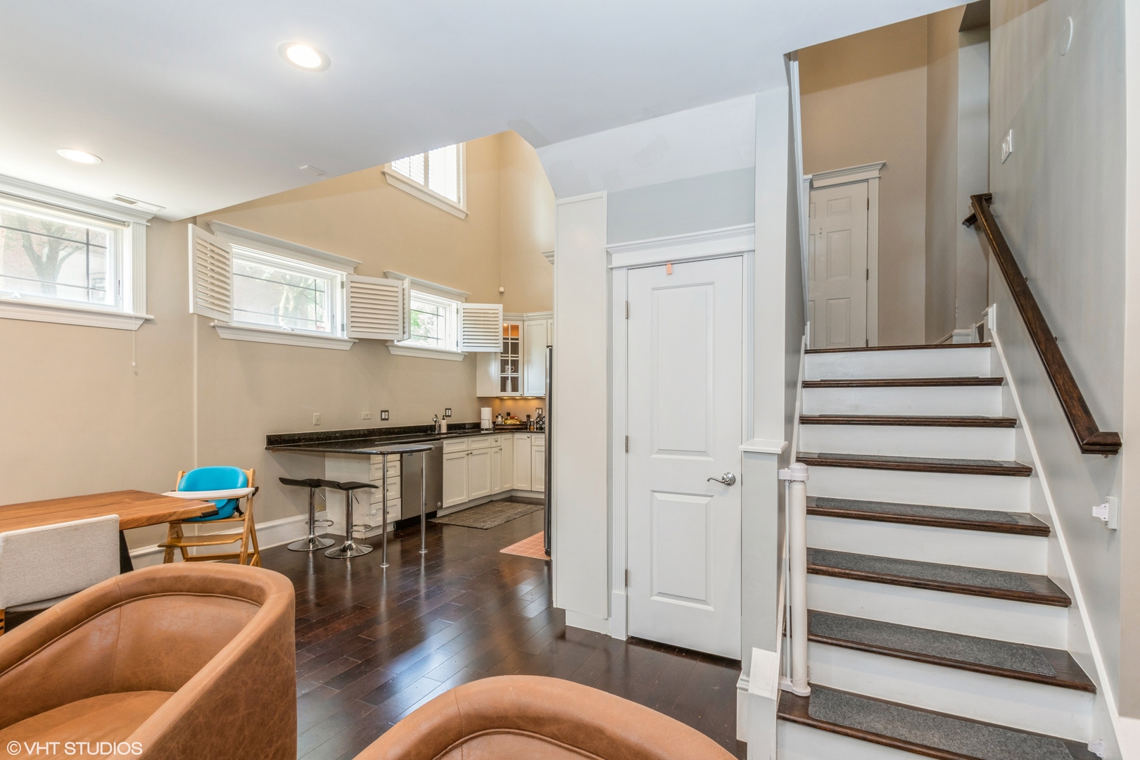 1503 North Mohawk Street, Unit 1E Chicago, IL 60610 - Photo 7 of 25 a living room with furniture and a wooden floor