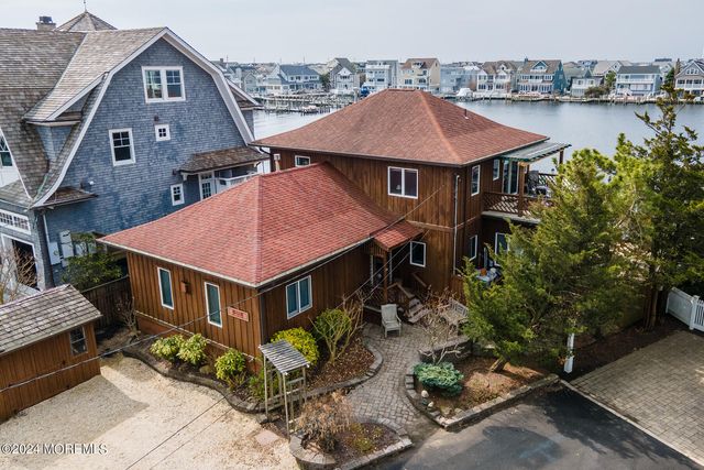 an aerial view of a house with yard and lake view