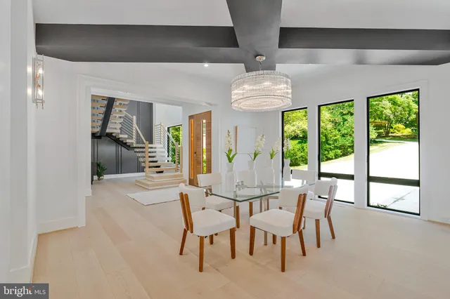 a large kitchen with kitchen island a large island in it