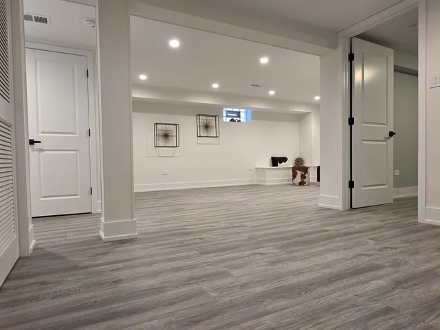 a big room with wooden floor and closet