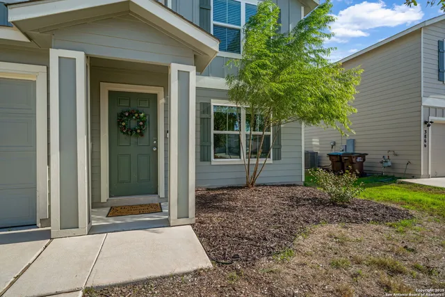 a view of a house with backyard and garden