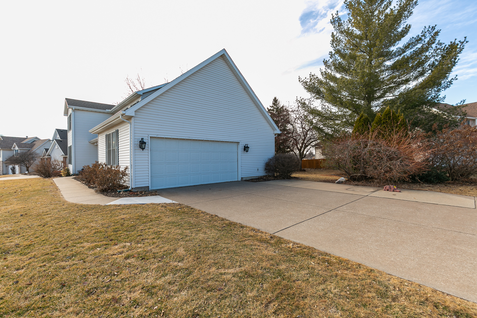 2052 Ashford Road Bettendorf, IA 52722 - Photo 7 of 40 a view of a house with a yard