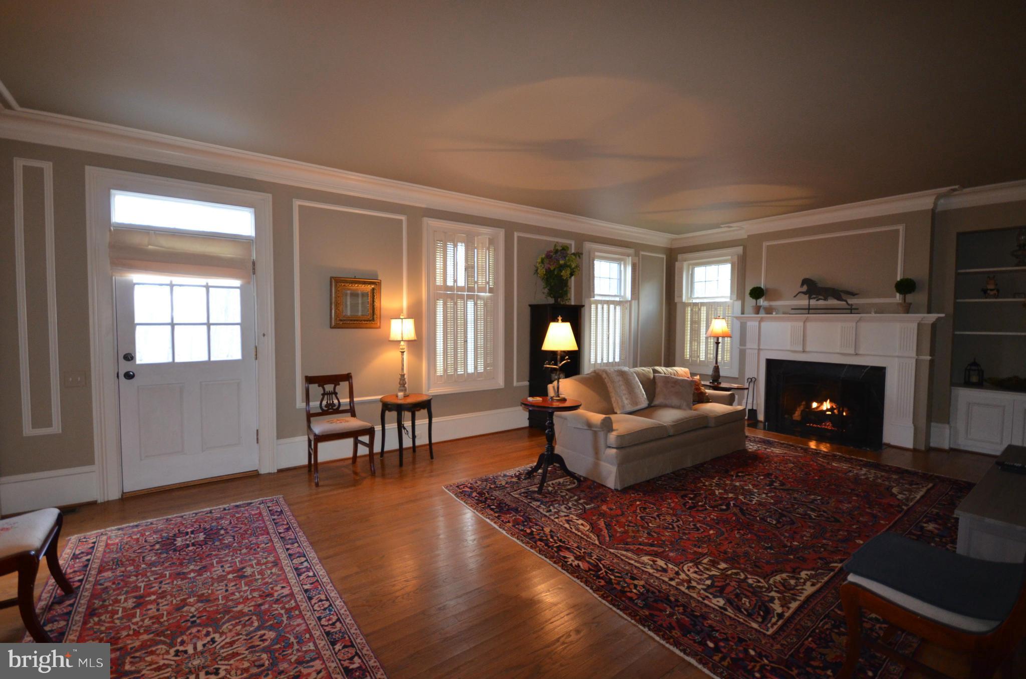 10442 Warland Road Marshall, VA 20115 - Photo 3 of 28 Living Room