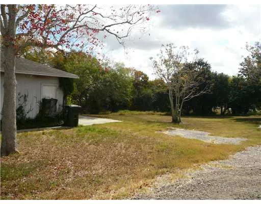 a view of a yard with a house