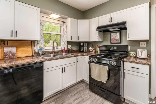 $189,000 | 703 South Hadfield Street, Marion, IL 62959