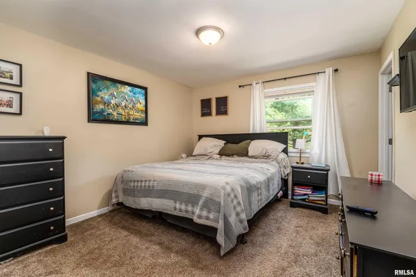 $189,000 | 703 South Hadfield Street, Marion, IL 62959