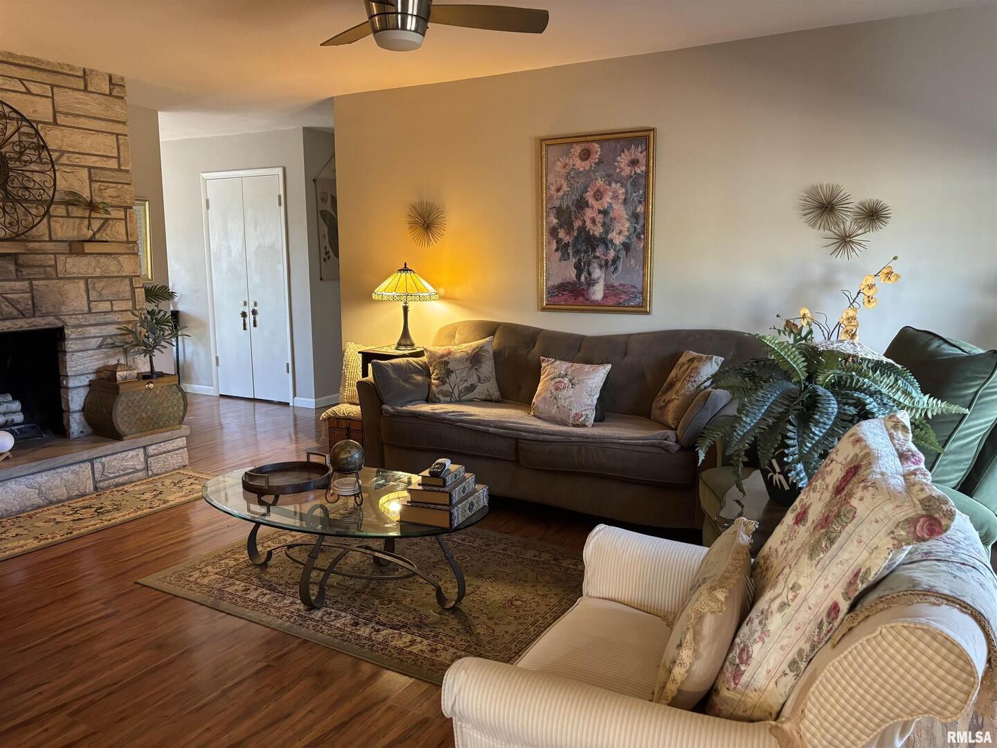 210 Apple Lane Anna, IL 62906 - Photo 16 of 45 a living room with furniture and wooden floor