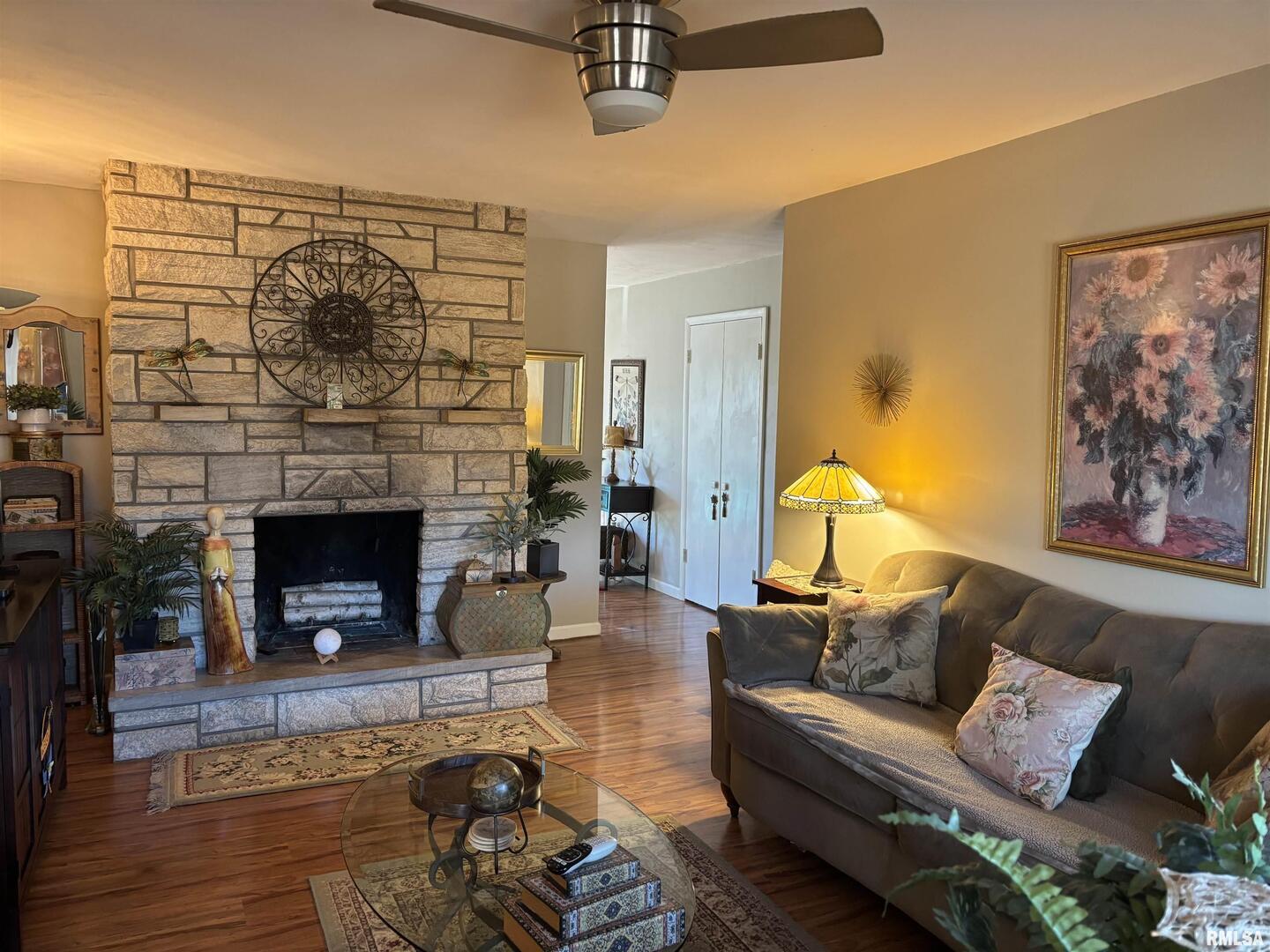 210 Apple Lane Anna, IL 62906 - Photo 18 of 45 a living room with furniture and a fireplace