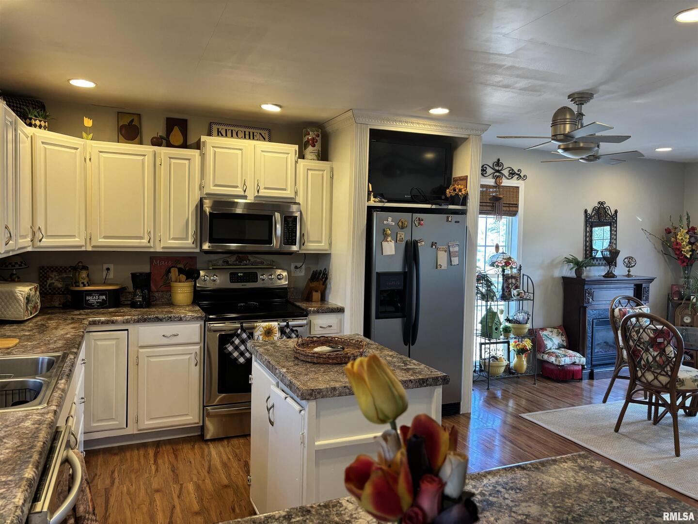 210 Apple Lane Anna, IL 62906 - Photo 26 of 45 a kitchen with a sink a microwave a stove and refrigerator