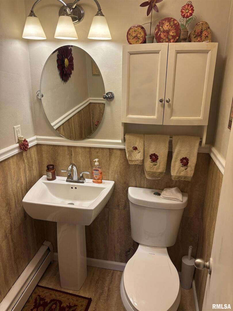 210 Apple Lane Anna, IL 62906 - Photo 40 of 45 a bathroom with a toilet sink and mirror