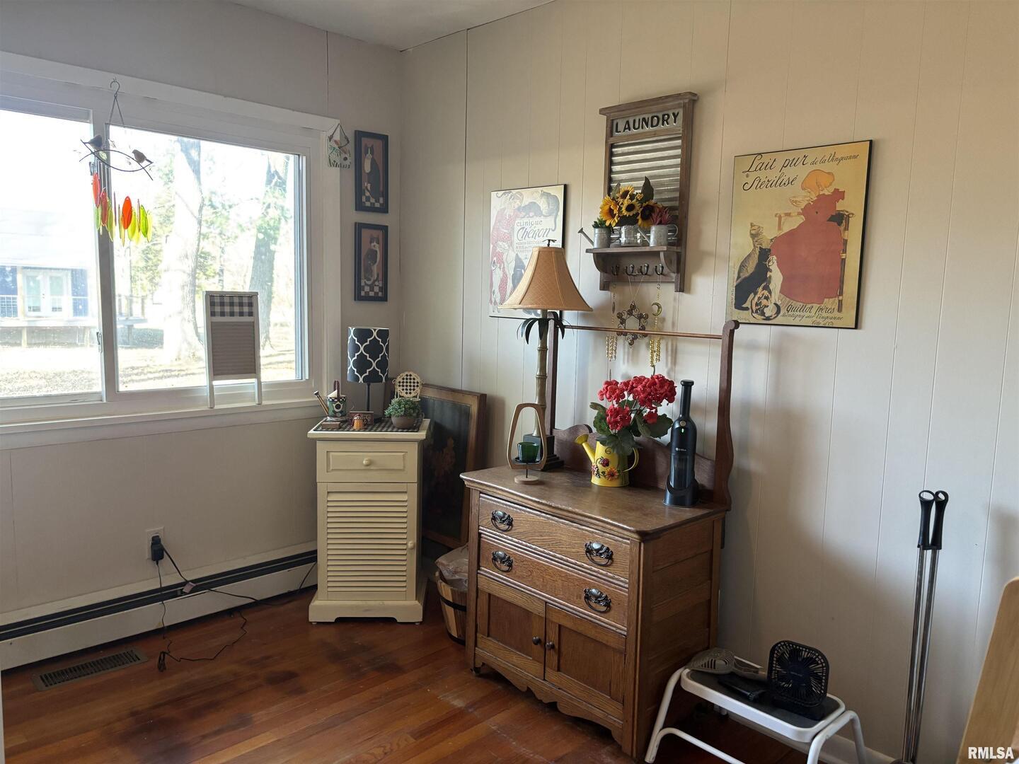 210 Apple Lane Anna, IL 62906 - Photo 42 of 45 a room with furniture and a window