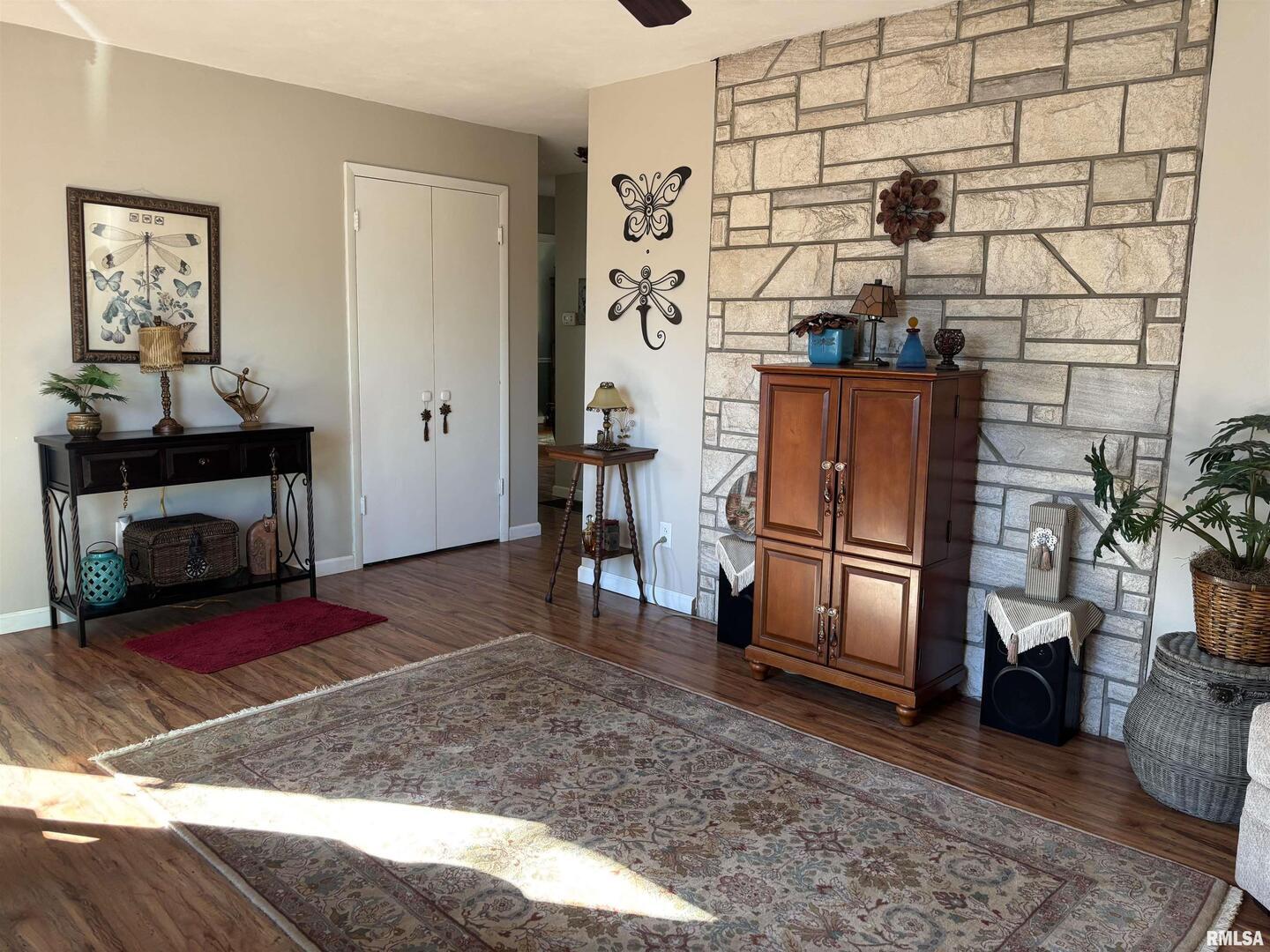 210 Apple Lane Anna, IL 62906 - Photo 9 of 45 a living room with furniture