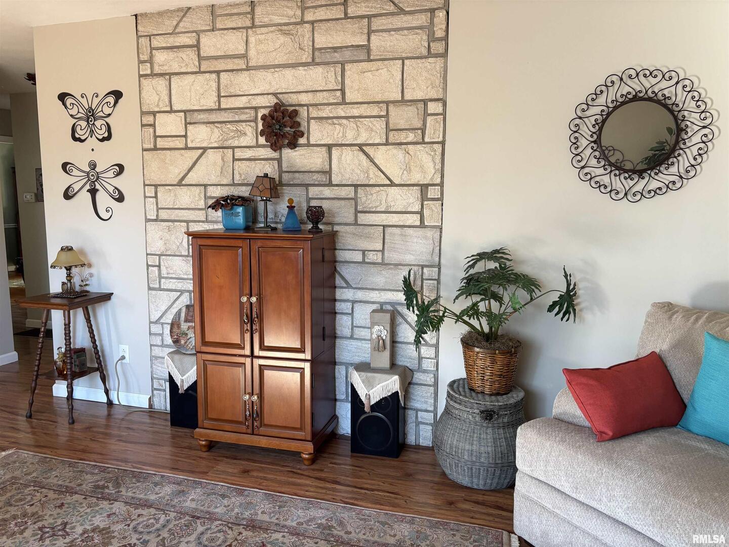 210 Apple Lane Anna, IL 62906 - Photo 10 of 45 a living room with furniture and a potted plant