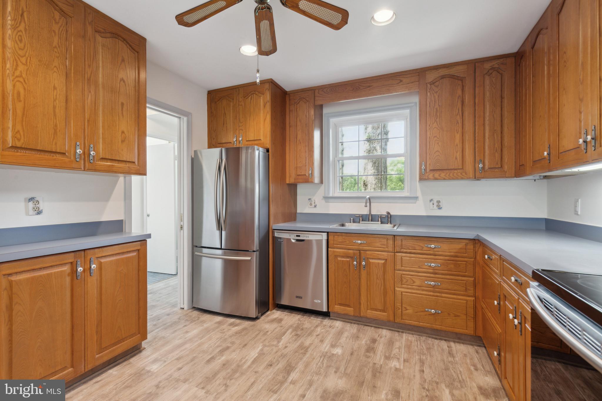 6715 Bellamy Avenue Springfield, VA 22152 - Photo 9 of 52 Eat-in kitchen
