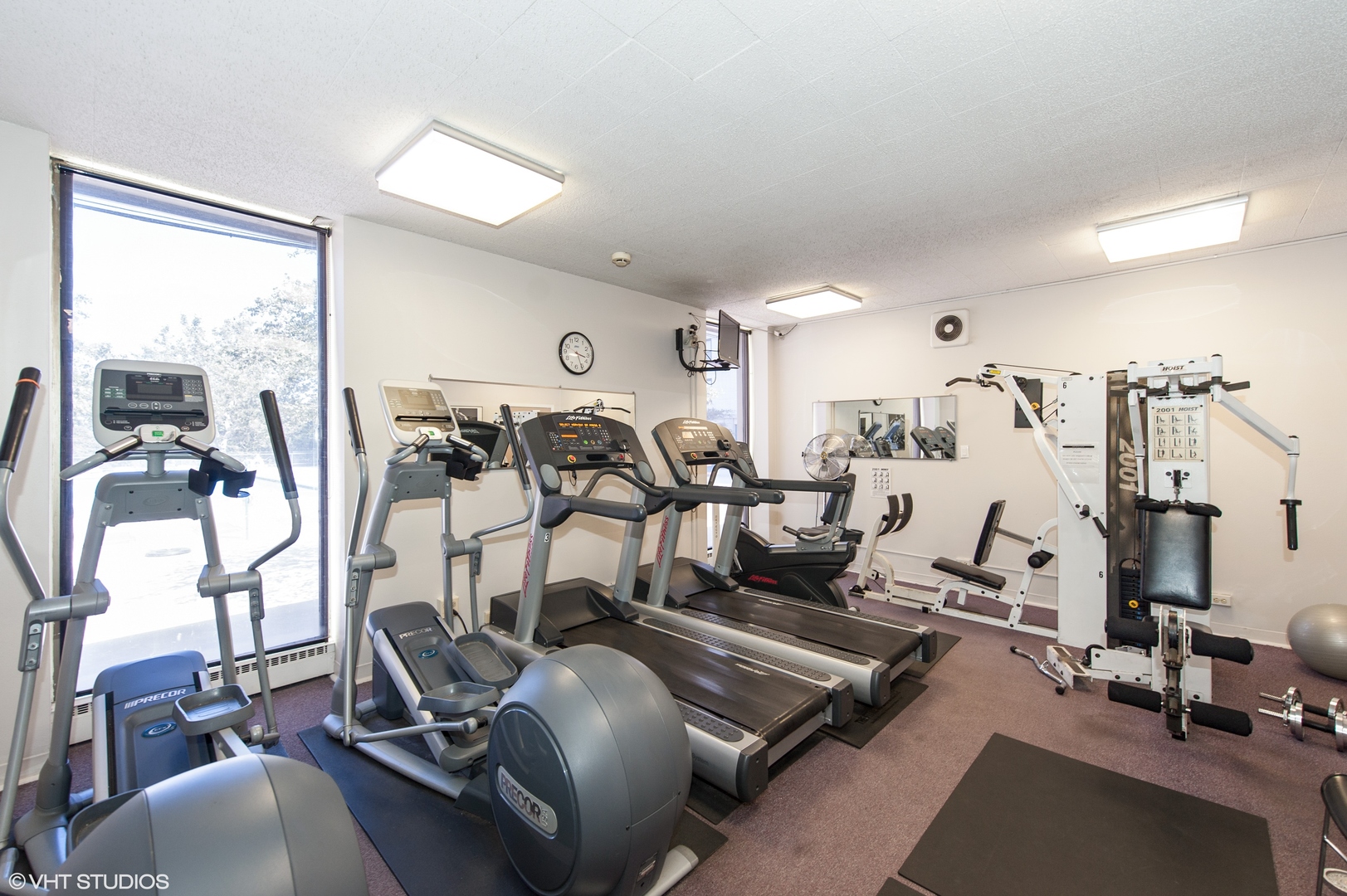 5701 North Sheridan Road, Unit 9L Chicago, IL 60660 - Photo 16 of 17 a view of a room with gym equipment