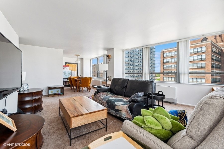 5701 North Sheridan Road, Unit 9L Chicago, IL 60660 - Photo 3 of 17 a living room with furniture and a flat screen tv
