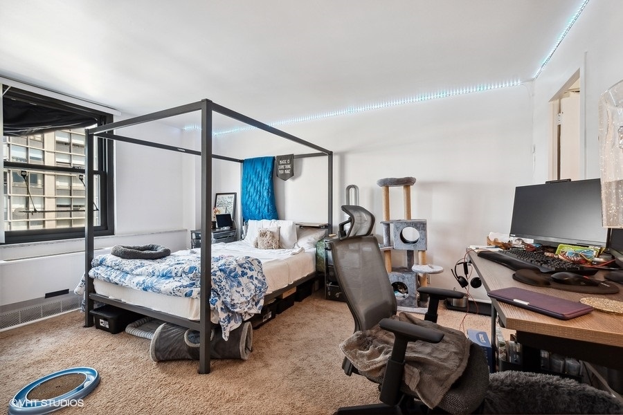 5701 North Sheridan Road, Unit 9L Chicago, IL 60660 - Photo 9 of 17 a bedroom with bed and a window