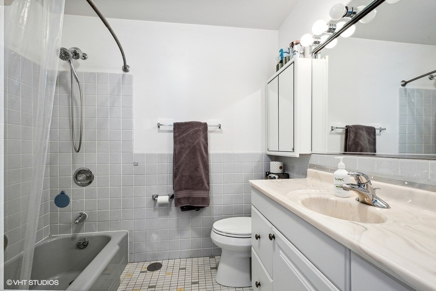 5701 North Sheridan Road, Unit 9L Chicago, IL 60660 - Photo 10 of 17 a bathroom with a sink toilet and shower