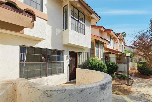 a view of outdoor space yard and balcony
