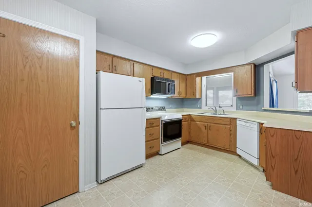 $249,900 | 2928 Wood Knoll Lane, Fort Wayne, IN 46804