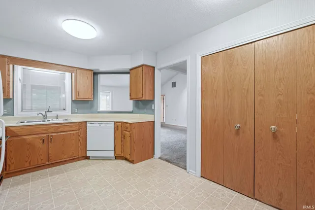 $249,900 | 2928 Wood Knoll Lane, Fort Wayne, IN 46804