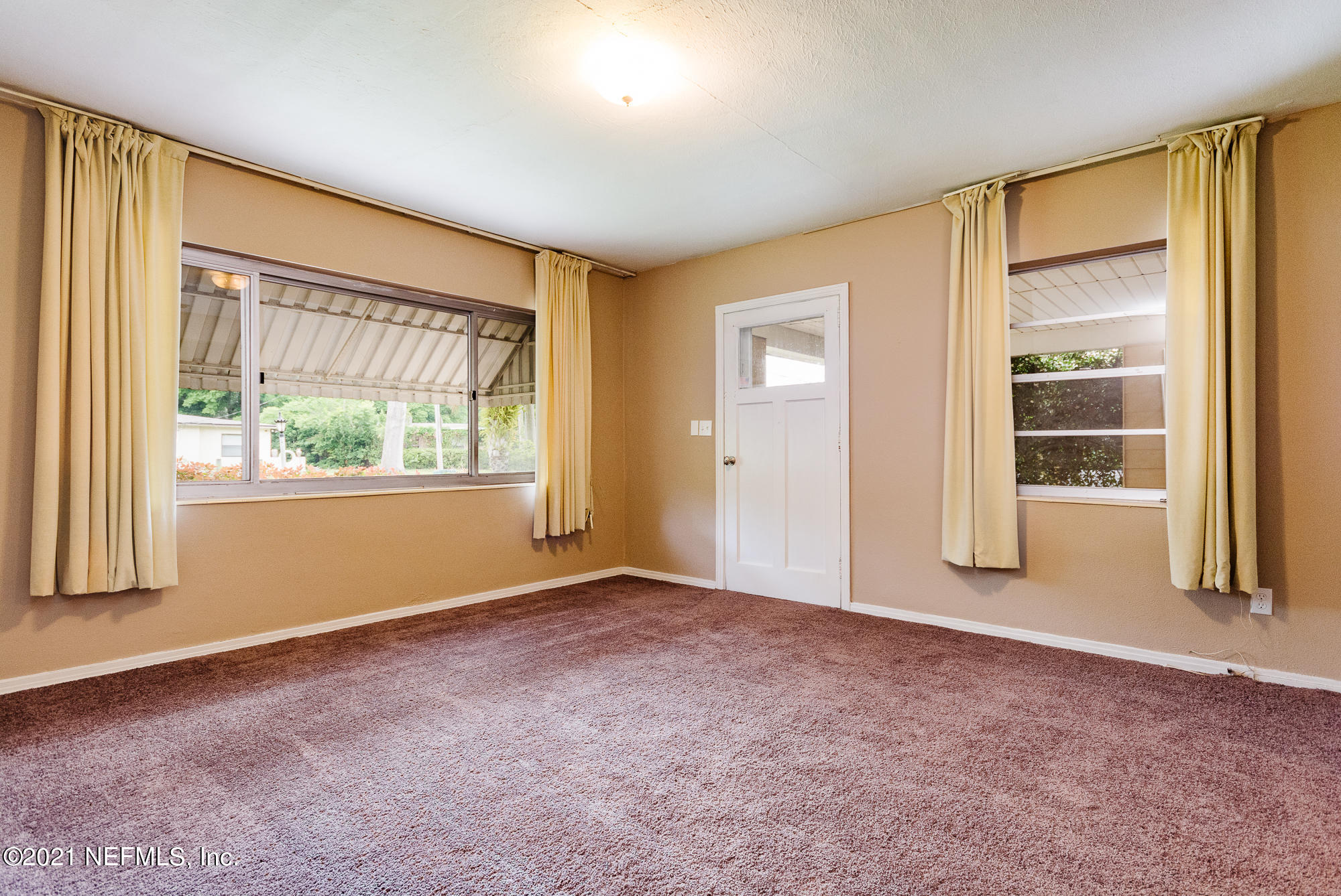 6246 Gloucester Road Jacksonville, FL 32216 - Photo 4 of 17 Living Room