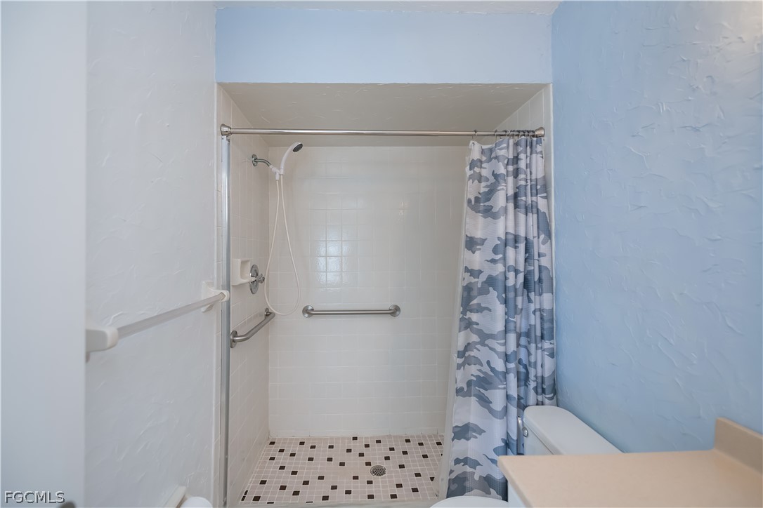 1100 Pondella Road, Unit 514 Cape Coral, FL 33909 - Photo 22 of 34 a bathroom with a shower curtain