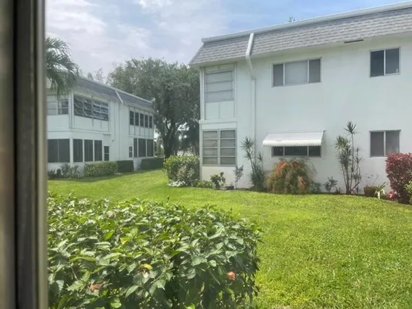 $1,290 | 2960 Lake Osborne Drive, Unit 107, Lake Worth Beach, FL 33461