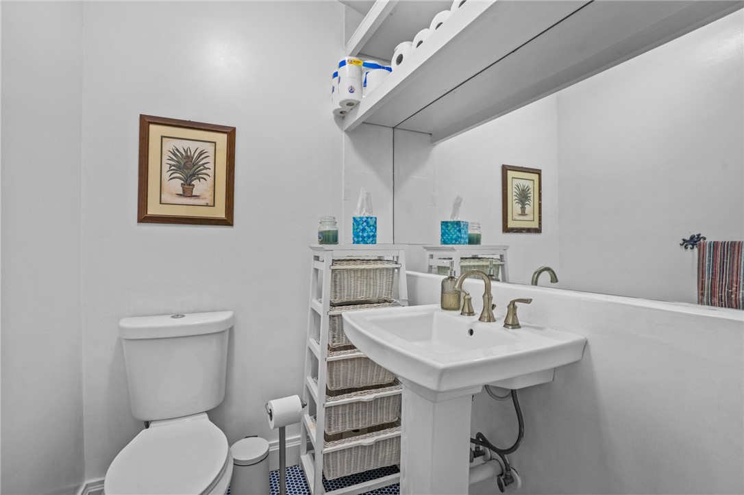 12 Hammond Street Newport, RI 02840 - Photo 5 of 25