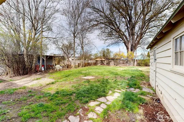 a view of a yard with a house
