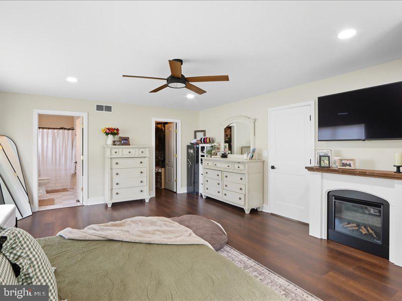 706 East Shore Road Pasadena, MD 21122 - Photo 29 of 32 a bed room with furniture and a flat screen tv