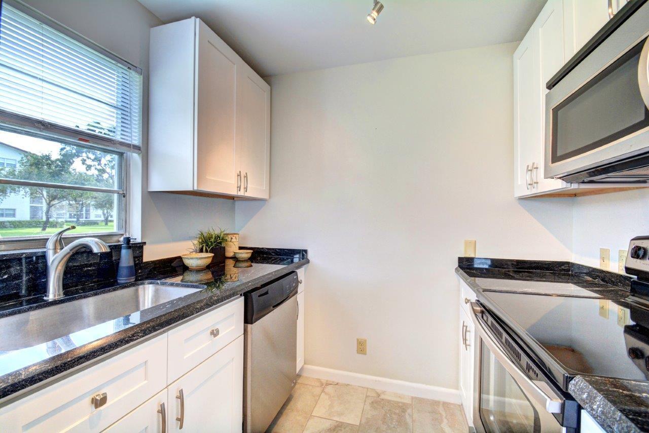 127 Mansfield D Boca Raton, FL 33434 - Photo 9 of 17 Kitchen