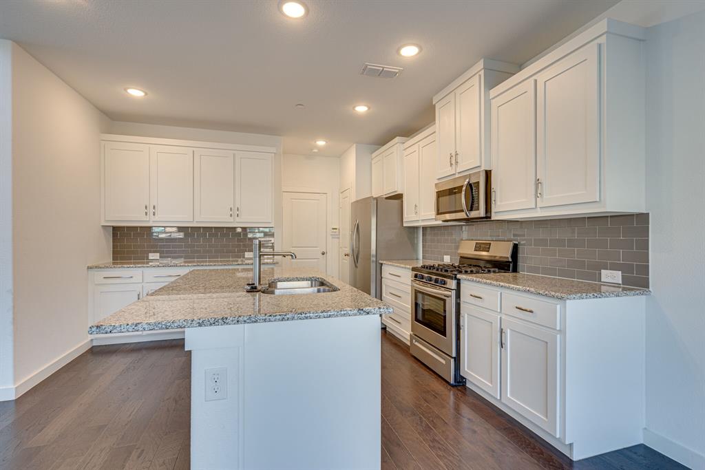 2725 Splendor Drive Little Elm, TX 75068 - Photo 10 of 32