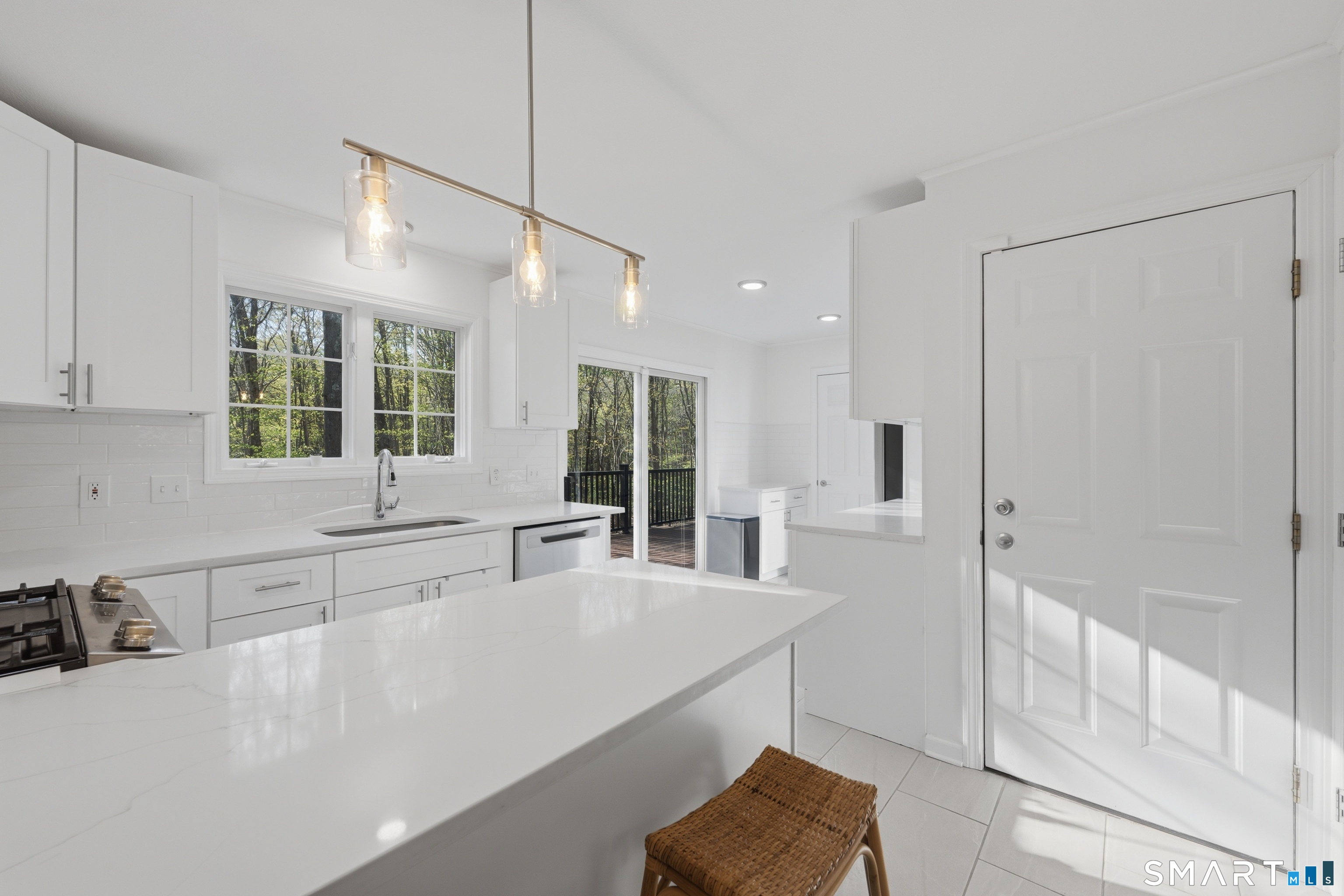 47 Dunbar Lane Hamden, CT 06514 - Photo 10 of 31