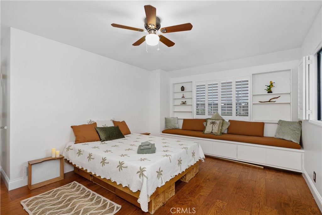 341 S Meadows Manhattan Beach, CA 90266 - Photo 36 of 54 a living room with furniture rug and window