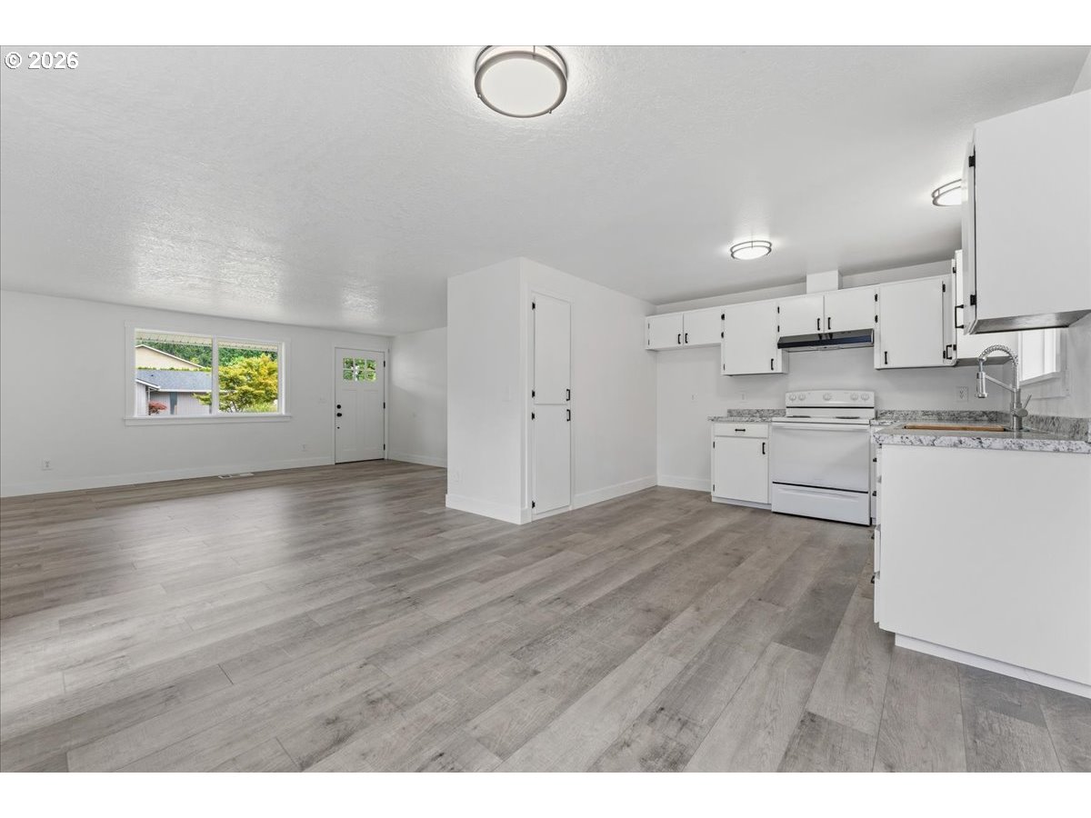 8970 Southwest Reiling Street Portland, OR 97224 - Photo 5 of 30