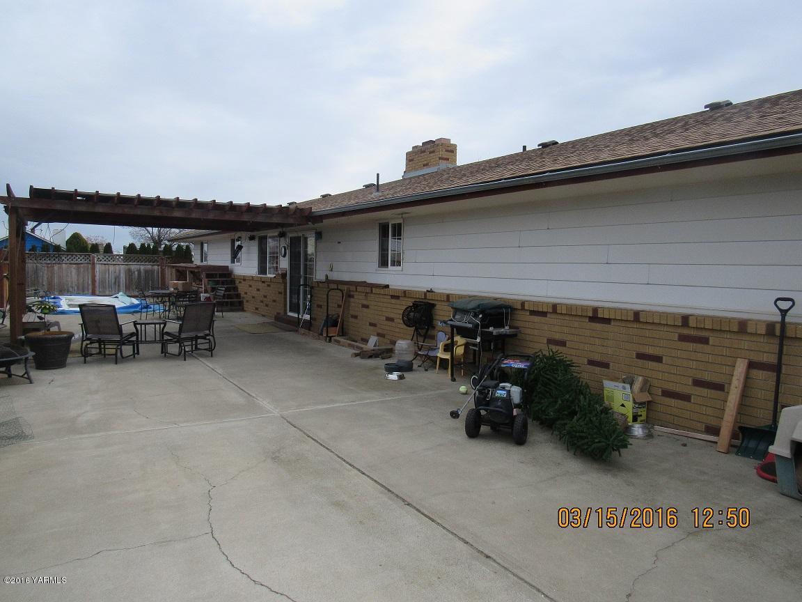 2841 McDonald Road Wapato, WA 98951 - Photo 2 of 11 a close up of a car parking