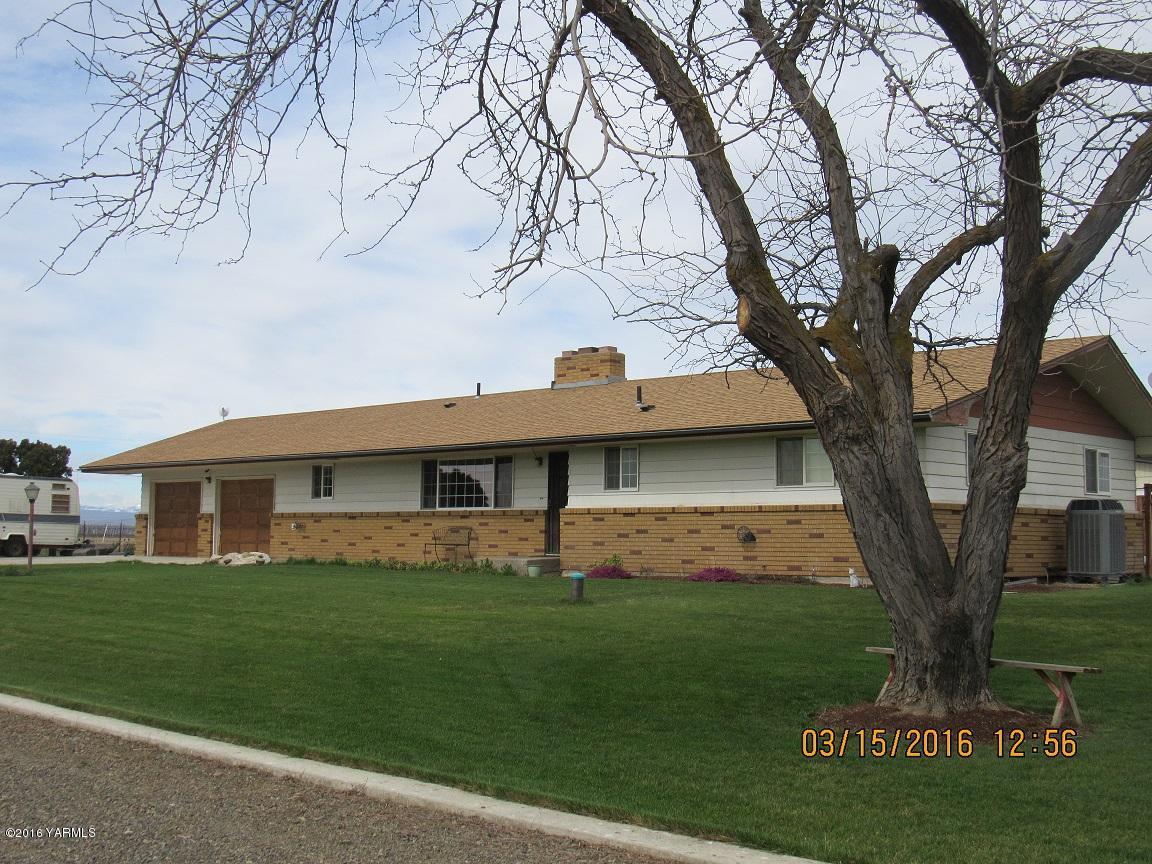 2841 McDonald Road Wapato, WA 98951 - Photo 11 of 11 a front view of house with yard