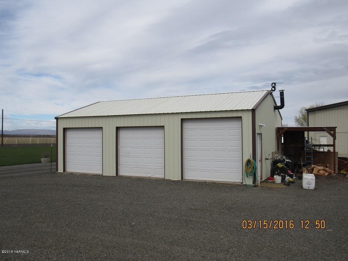 2841 McDonald Road Wapato, WA 98951 - Photo 3 of 11 a view of garage