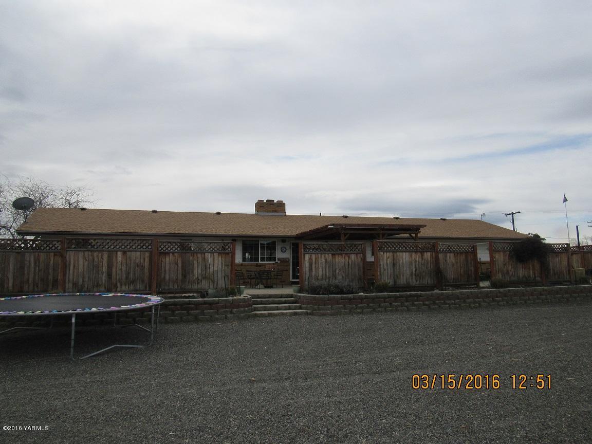 2841 McDonald Road Wapato, WA 98951 - Photo 4 of 11 a view of a terrace