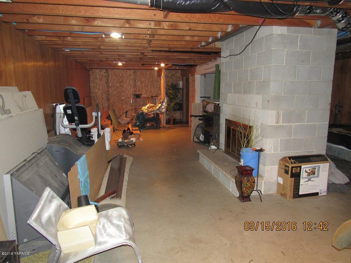 2841 McDonald Road Wapato, WA 98951 - Photo 9 of 11 a view of a room with gym equipment
