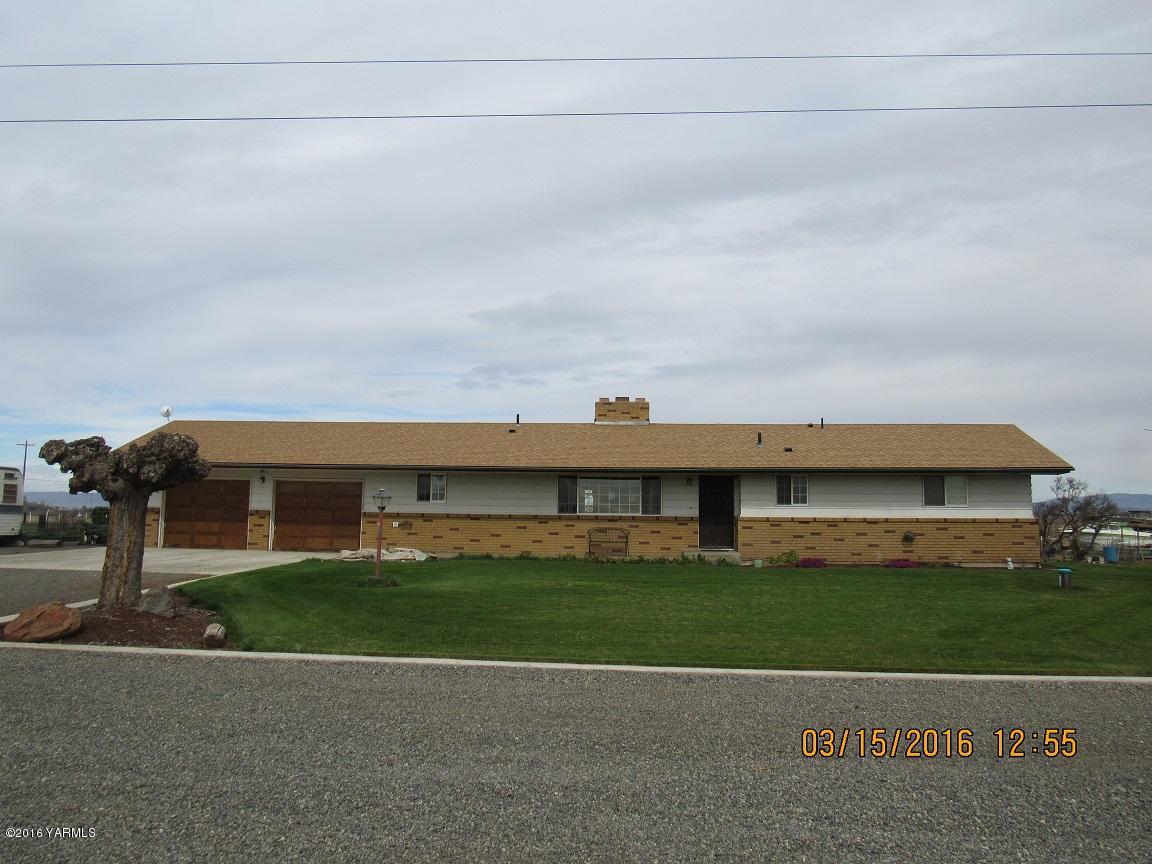 2841 McDonald Road Wapato, WA 98951 - Photo 10 of 11 a front view of a house with a garden and yard