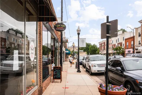 a city street filled with lots of traffic and cars