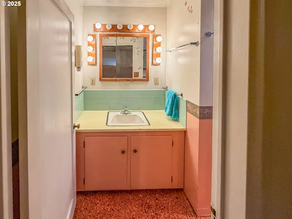 $288,900 | 1042 West Brown Avenue, Roseburg, OR 97471