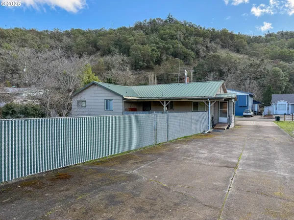 $288,900 | 1042 West Brown Avenue, Roseburg, OR 97471