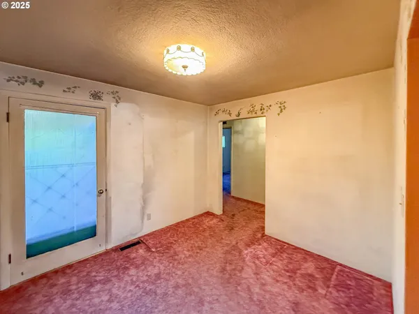 $288,900 | 1042 West Brown Avenue, Roseburg, OR 97471